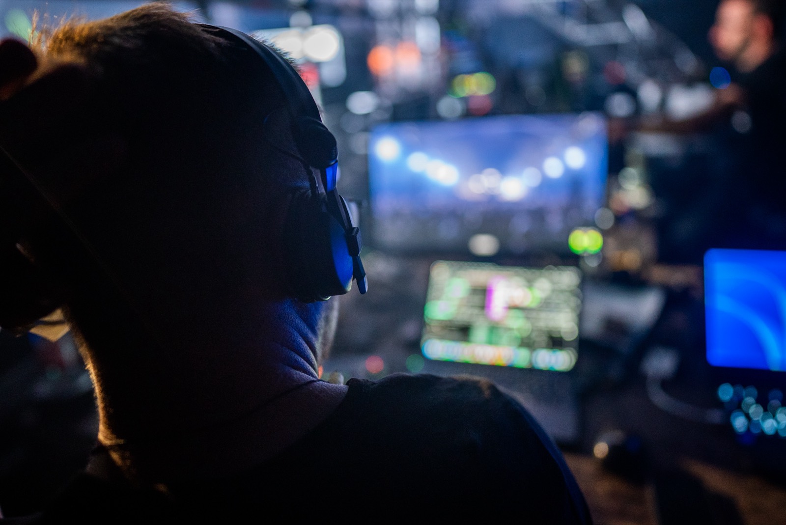 Live-Bedienung von Licht- und Medientechnik während einer Veranstaltung