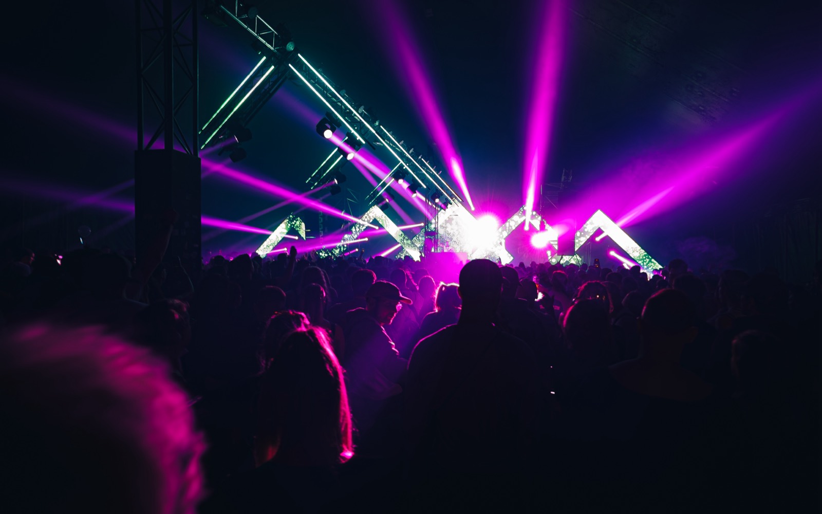 Live-Visuals und Lichtshow in Violett