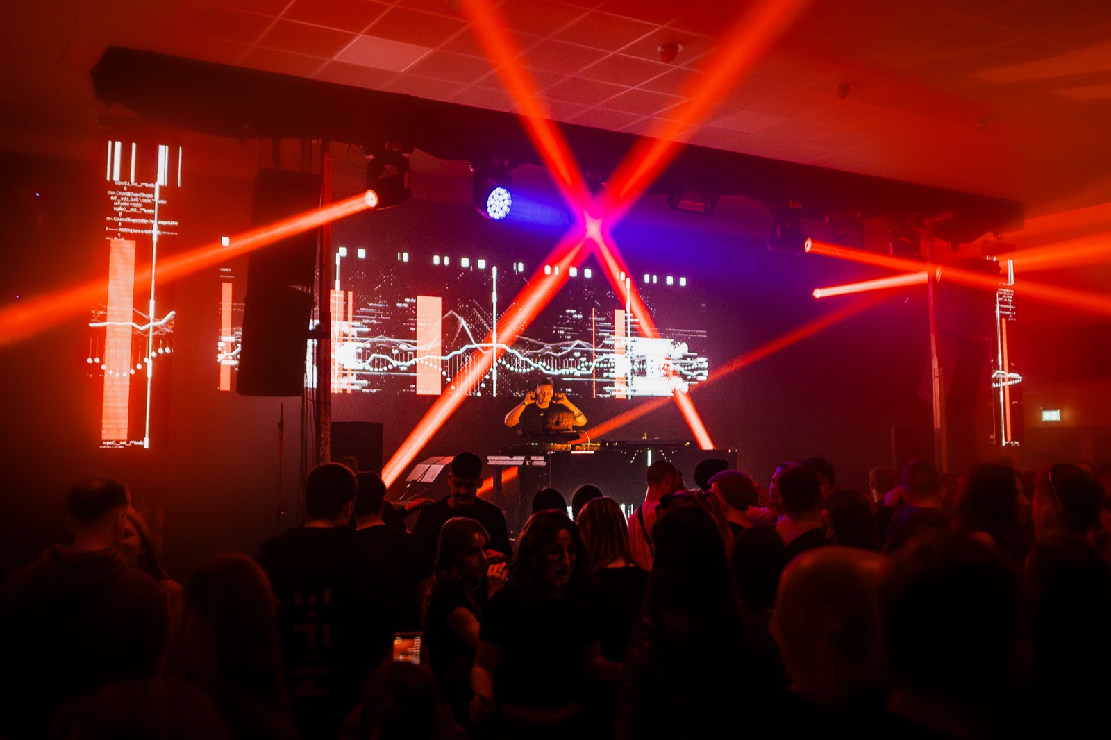 Lasershow und Bühnenvisuals vor Publikum