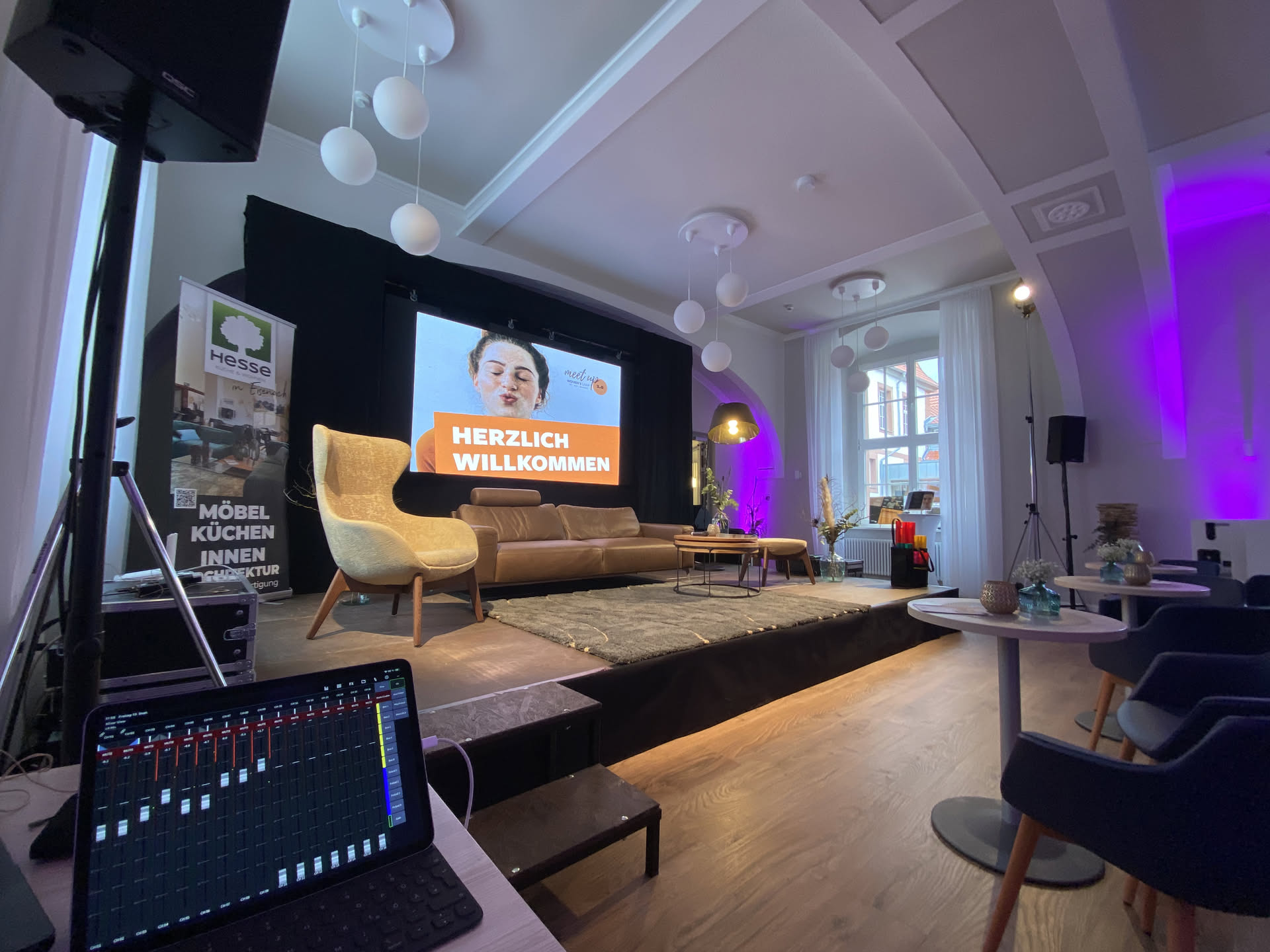 Firmenevent-Location mit violettem Ambientelicht
